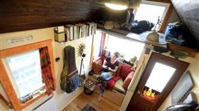 不想租房、買房，藝術家自己蓋一間迷你屋。（圖／翻攝The Salem News）