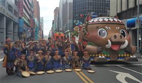 原民會今年的國慶花車以原鄉山林之美為主題，由吉祥物─山豬阿勇打頭陣，，搭配精采的原創音樂及族人表演。（圖／原民會提供）
