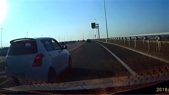 三寶鬼之右切　網：駕照用火雞腿換的