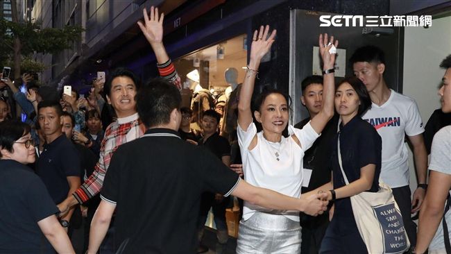 發哥來者不拒　偕愛妻台北快閃展親民