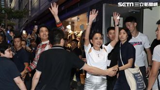 發哥來者不拒　偕愛妻台北快閃展親民