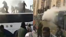 維權,抗爭,老兵,催淚彈,鎮壓,大陸,中國,山東,警察,滅火器,棍棒　圖／翻攝自YouTube http://youtu.be/IbbhaLw8hv4