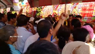 爺嬤搶吃「選舉飯」　網譏：像餵錦鯉