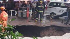 人行道突然塌陷，路人瞬間被吞噬。（圖／翻攝封面新聞）