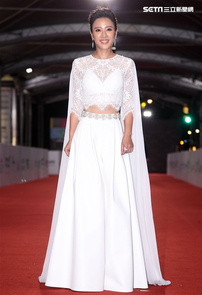 第53屆金鐘獎頒獎典禮星光大道，紅毯女星可說是風格超多樣化，七彩禮服全部上場爭艷。（記者邱榮吉/攝影）