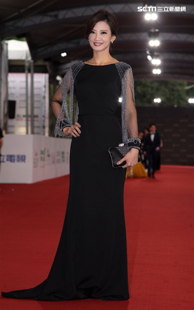 第53屆金鐘獎頒獎典禮星光大道，紅毯女星可說是風格超多樣化，七彩禮服全部上場爭艷。（記者邱榮吉/攝影）