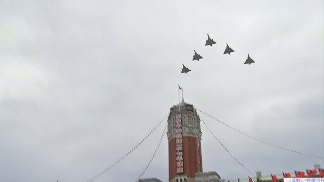 史上頭一遭！幻象2000飛越總統府