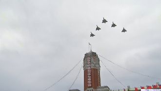 史上頭一遭！幻象2000飛越總統府