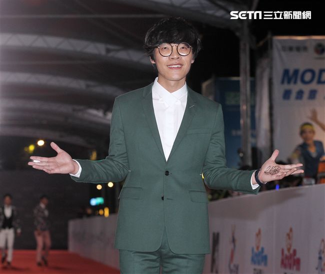 盧廣仲獲得新進演員及男主角獎兩個獎項，這也是金鐘獎有史以來首度有人連拿新進演員及男主角獎兩個獎項。（記者邱榮吉/攝影）