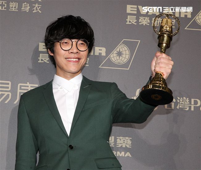 盧廣仲獲得新進演員及男主角獎兩個獎項，這也是金鐘獎有史以來首度有人連拿新進演員及男主角獎兩個獎項。（記者邱榮吉/攝影）