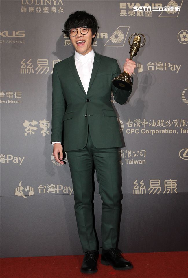 盧廣仲獲得新進演員及男主角獎兩個獎項，這也是金鐘獎有史以來首度有人連拿新進演員及男主角獎兩個獎項。（記者邱榮吉/攝影）