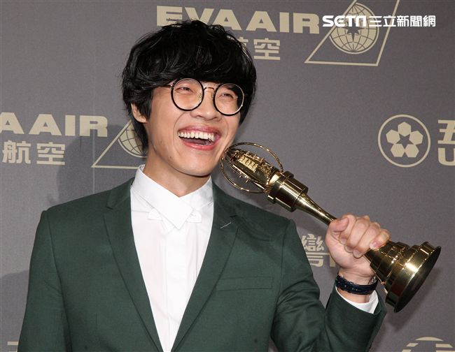 盧廣仲獲得新進演員及男主角獎兩個獎項，這也是金鐘獎有史以來首度有人連拿新進演員及男主角獎兩個獎項。（記者邱榮吉/攝影）
