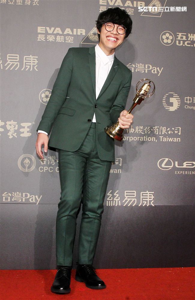 盧廣仲獲得新進演員及男主角獎兩個獎項，這也是金鐘獎有史以來首度有人連拿新進演員及男主角獎兩個獎項。（記者邱榮吉/攝影）