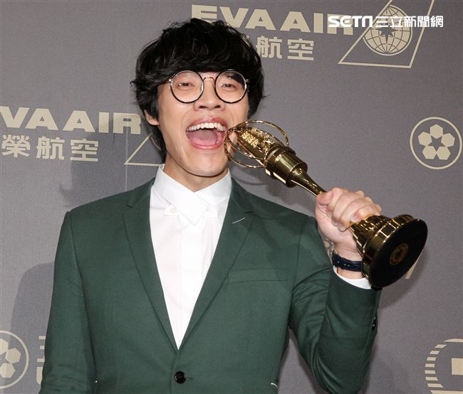 盧廣仲獲得新進演員及男主角獎兩個獎項，這也是金鐘獎有史以來首度有人連拿新進演員及男主角獎兩個獎項。（記者邱榮吉/攝影）