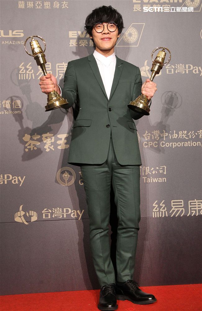 盧廣仲獲得新進演員及男主角獎兩個獎項，這也是金鐘獎有史以來首度有人連拿新進演員及男主角獎兩個獎項。（記者邱榮吉/攝影）