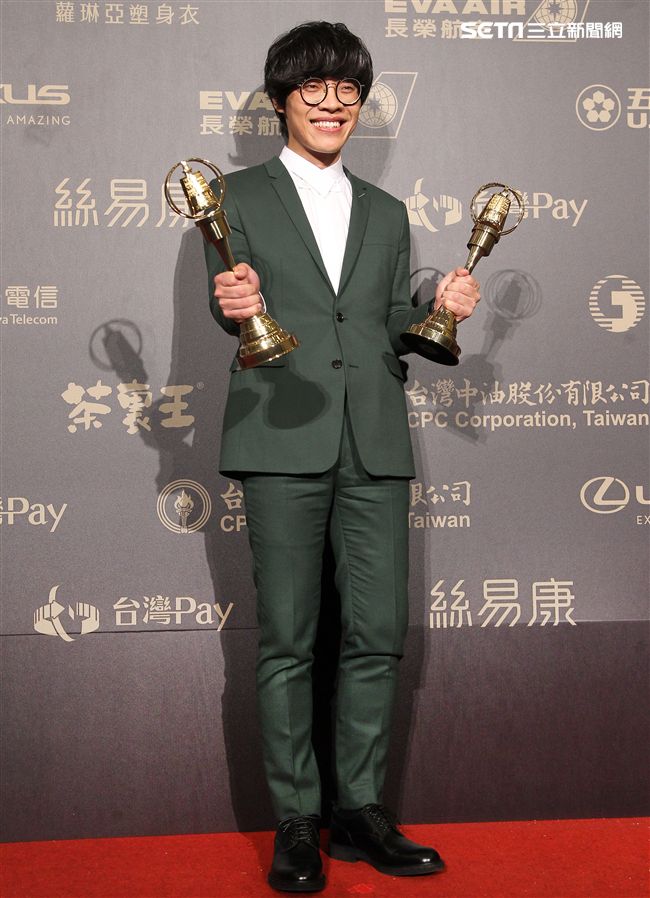 盧廣仲獲得新進演員及男主角獎兩個獎項，這也是金鐘獎有史以來首度有人連拿新進演員及男主角獎兩個獎項。（記者邱榮吉/攝影）