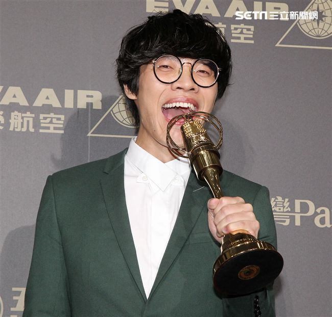 盧廣仲獲得新進演員及男主角獎兩個獎項，這也是金鐘獎有史以來首度有人連拿新進演員及男主角獎兩個獎項。（記者邱榮吉/攝影）