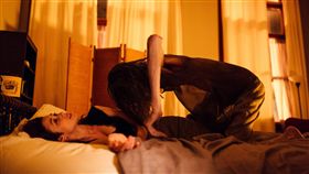 《夜驚》「龐德女郎」歐嘉柯瑞蘭寇獨挑大樑，擔綱主角段「夜驚」會爬到胸口、掐住喉嚨。（圖／牽猴子提供）