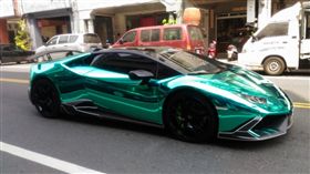 稀有金龜綠小牛現台南街頭　圖／翻攝自爆廢公社