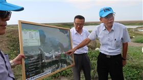 中油向觀塘附近居民解說第三天然氣接收站興建計畫中油液化天然氣工程處處長黃榮裕（右）向當地里長解說，第三天然氣接收站興建規劃。中央社記者郭幸宜攝　107年7月24日