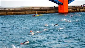 澎湖國際鐵人三項（2）2018 IRONMAN Taiwan澎湖國際鐵人三項賽，7日清晨在澎湖登場，800多名選手在強勁的東北季風下挑戰。中央社　107年10月7日