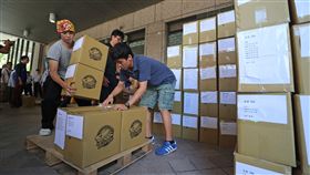 東奧正名公投連署送中選會（1）2020東京奧運台灣正名行動聯盟3日上午遞交52萬餘份連署書到中選會，並呼籲大家在11月24日投票能衝破1/4門檻。中央社記者裴禛攝  107年9月3日