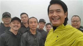 香港巨星周潤發（發哥）為了宣傳電影《無雙》來到台灣，到陽明山晨跑。(双喜電影提供)