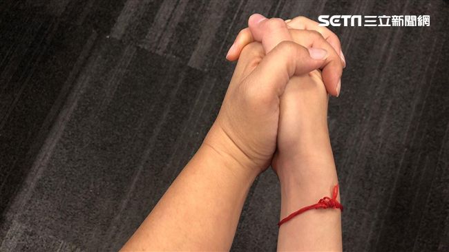 十指緊扣、勾肩出遊！大老婆不爽提告