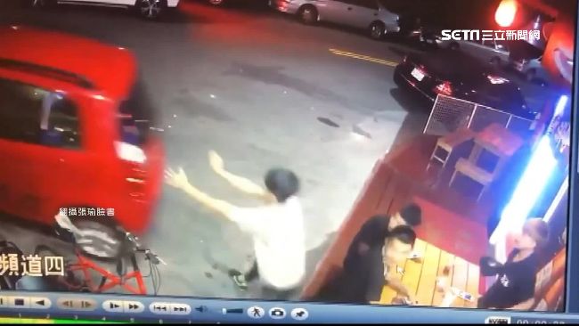 沒拉手剎？轎車「倒退嚕」衝進燒烤店