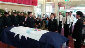 紅葉少棒之父林珠鵬告別式　台東以縣旗覆棺