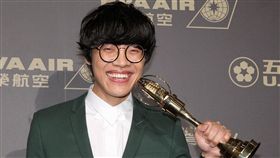 盧廣仲獲得新進演員及男主角獎兩個獎項，這也是金鐘獎有史以來首度有人連拿新進演員及男主角獎兩個獎項。（記者邱榮吉/攝影）