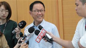 白綠民調升  丁守中：特定機構民調不評論媒體最新民調顯示，「屠殺」風波讓台北市長柯文哲民調不降反升。中國國民黨台北市長參選人丁守中（右2）8日受訪表示，對特定機構民調沒有評論。中央社記者黃麗芸攝  107年10月8日