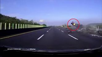 驚悚影片！　國道車禍翻滾孩童遭拋飛