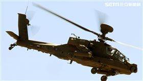 AH-64E阿帕契現場展演炸彈開花、倒退飛極高難度飛行技能展現兵力。（記者邱榮吉/龍潭拍攝）