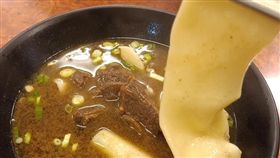 只有一條麵…這碗牛肉麵讓她傻眼！網笑：名副其實的寬麵
圖／翻攝自爆怨公社