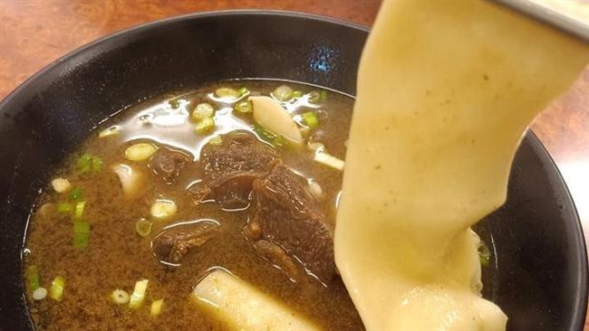 整碗只有一條麵…這牛肉麵讓她傻眼