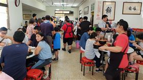 中興新村老店梅園擬熄燈　吸引顧客搶回味南投縣中興新村「梅園餡餅粥」日前傳要頂讓後取消，店家24日再貼出頂讓公告，30多年老店25日起將熄燈，吸引許多饕客趁營業最後一天趕來品嚐。中央社記者蕭博陽南投縣攝　107年9月24日