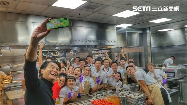 周潤發自拍神乎其技！20位廚師入鏡