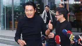 周潤發離開餐廳向媒體揮手示意，並透露明天還要繼續晨跑。（圖／記者蔡世偉攝影）