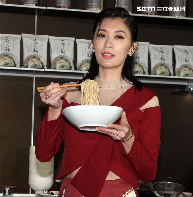 賈靜雯和弟弟賈子宸（衛斯理）聯手打造食品麻花麵「賈以食日｣。（記者邱榮吉/攝影）