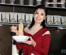 賈靜雯和弟弟賈子宸（衛斯理）聯手打造食品麻花麵「賈以食日｣。（記者邱榮吉/攝影）