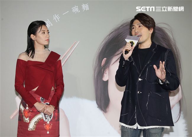 賈靜雯和弟弟賈子宸（衛斯理）聯手打造食品麻花麵「賈以食日｣。（記者邱榮吉/攝影）