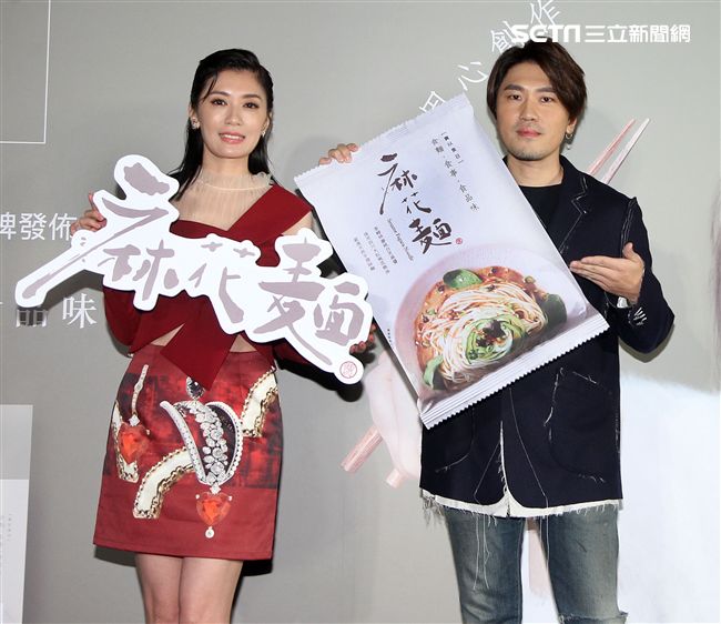 賈靜雯和弟弟賈子宸（衛斯理）聯手打造食品麻花麵「賈以食日｣。（記者邱榮吉/攝影）