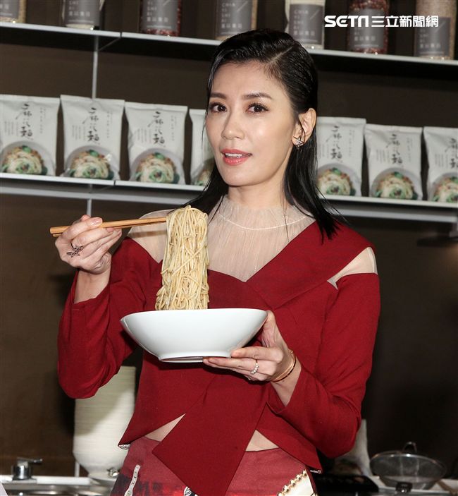 賈靜雯和弟弟賈子宸（衛斯理）聯手打造食品麻花麵「賈以食日｣。（記者邱榮吉/攝影）