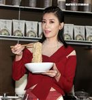 賈靜雯和弟弟賈子宸（衛斯理）聯手打造食品麻花麵「賈以食日｣。（記者邱榮吉/攝影）