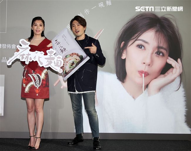 賈靜雯和弟弟賈子宸（衛斯理）聯手打造食品麻花麵「賈以食日｣。（記者邱榮吉/攝影）