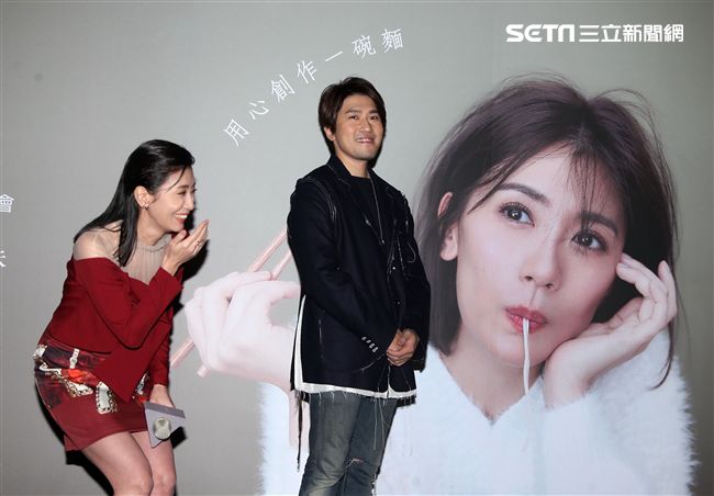 賈靜雯和弟弟賈子宸（衛斯理）聯手打造食品麻花麵「賈以食日｣。（記者邱榮吉/攝影）