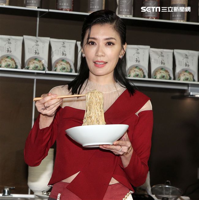 賈靜雯和弟弟賈子宸（衛斯理）聯手打造食品麻花麵「賈以食日｣。（記者邱榮吉/攝影）