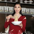 賈靜雯和弟弟賈子宸（衛斯理）聯手打造食品麻花麵「賈以食日｣。（記者邱榮吉/攝影）