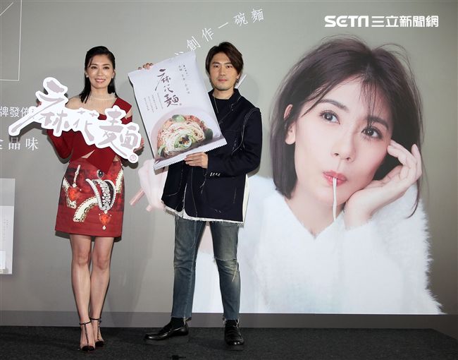 賈靜雯和弟弟賈子宸（衛斯理）聯手打造食品麻花麵「賈以食日｣。（記者邱榮吉/攝影）